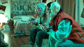 Parodia porno lésbica de Weird Science con dos chicas nerds que intentan crear a la mujer perfecta