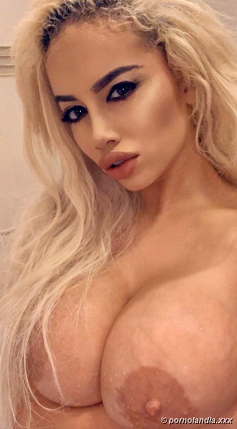 Victoria June desnuda que muestra los grandes senos - Foto 242927