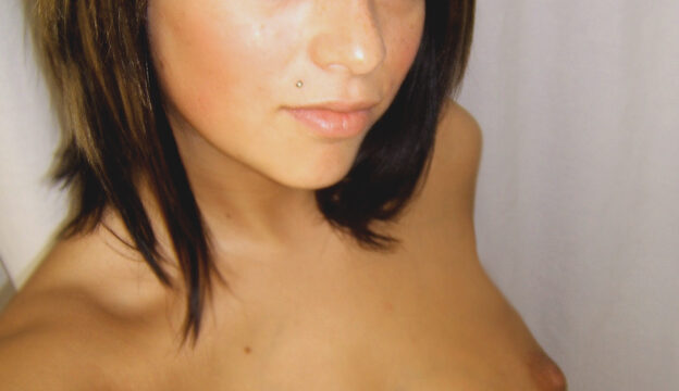 Cachonda novia de ojos azules adora la polla dura