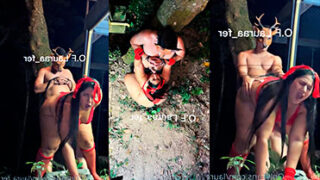 Caperucita roja amarro al lobo feroz al árbol y lo singa rico