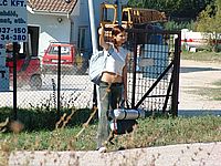 Chica desnuda en la calle