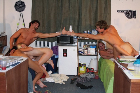 Chicas desnudas divirtiéndose en la habitación de los chicos