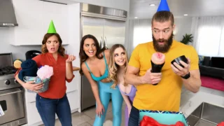 Dos chicas tetonas desnudas, un doble facial y un intercambio de corridas se besan… ¡el mejor cumpleaños de todos!