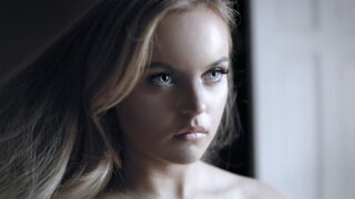 En su cumpleaños número 18 se da cuenta de que sus padres no son biológicos y se la quieren follar