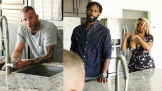 Esposa de ébano infiel follada por el amigo de su marido con una gran polla