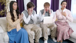 Intercambio de madres como parte del estricto castigo para dos amantes del porno