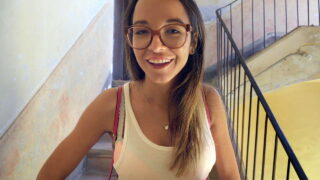 Jovencita tetona me dejó follarla en las escaleras y se corrió en su boquita