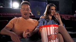 La cita del cine fue interrumpida por una paja furtiva