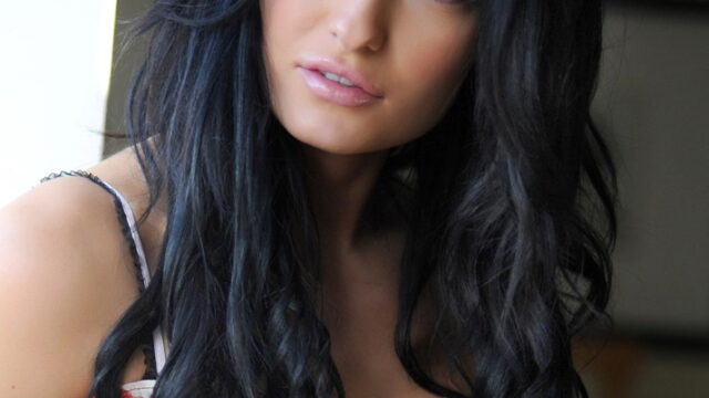 La diosa morena kayleigh se desnuda para ti