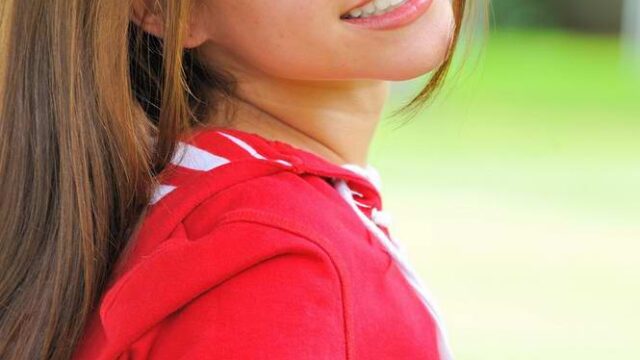 La sexy joven amateur Shyla se quita toda la ropa