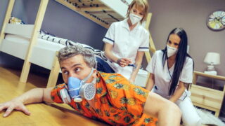 La vacunación contra el Covid salió mal con dos enfermeras sexys