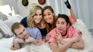 Las MILF pillaron a sus hijastros siendo pervertidos y les mostraron que podían tener sexo seguro en casa.