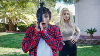 MILF rubia tetona con medias negras y botas de tacón alto es perforada por un ladrón de bragas