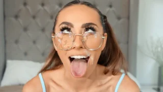 Puta nerd va ahegao mientras monta analmente un dong negro