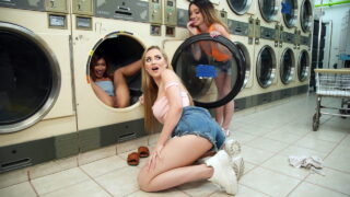 Una pareja de lesbianas cachondas acabó montándose un trío en la lavandería