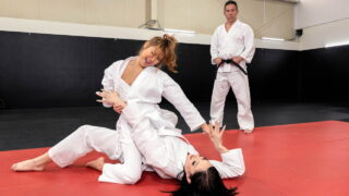 Una práctica de judo se convierte en un festival de sexo para la belleza asiática y el instructor