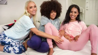 ¡Festival de sexo en pijamas con tres chicas sexys desnudas!