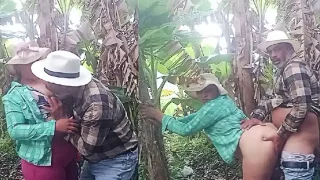 Campesina Colombiana Deja Que El Jefe Folle Su Culo en EL Platanal