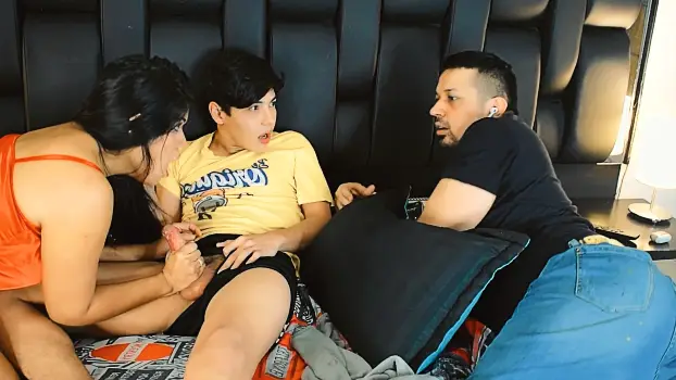 Su Amigo Me Descubre Chupandole El Pene A Mi Hermanastro