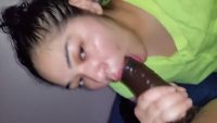 Haciendo feliz al negro, ella es experta en sexo oral