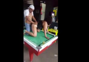 Puta Brasileña teniendo sexo arriba de una mesa de billar