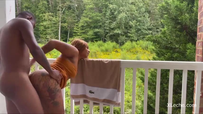 El negro quiere sexo la lleva al Balcón -Parte 2