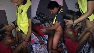 Negrita brasileña sacando chispa en la cama