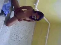 Estudiante dominicana en paja en la escalera