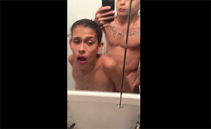 Tatuados latinos tiene sexo en el baño