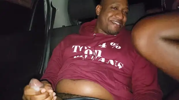 Puta de gran culo sácale en el carro al negro cocolo