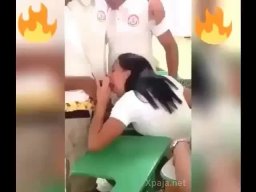 Le da mamada a dos chicos