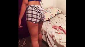 Negrita culona invita a la habitación solo era Arreglar la cama