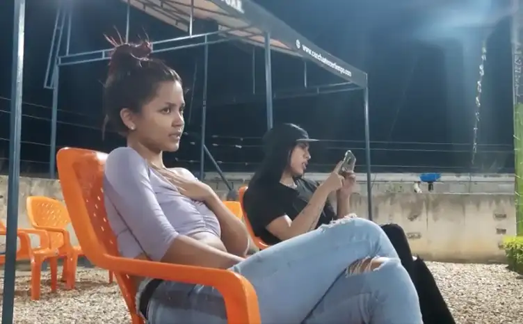 Esta caliente y sentada se esta mirando el juego