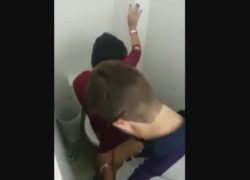 Atrapados rapando en el baño